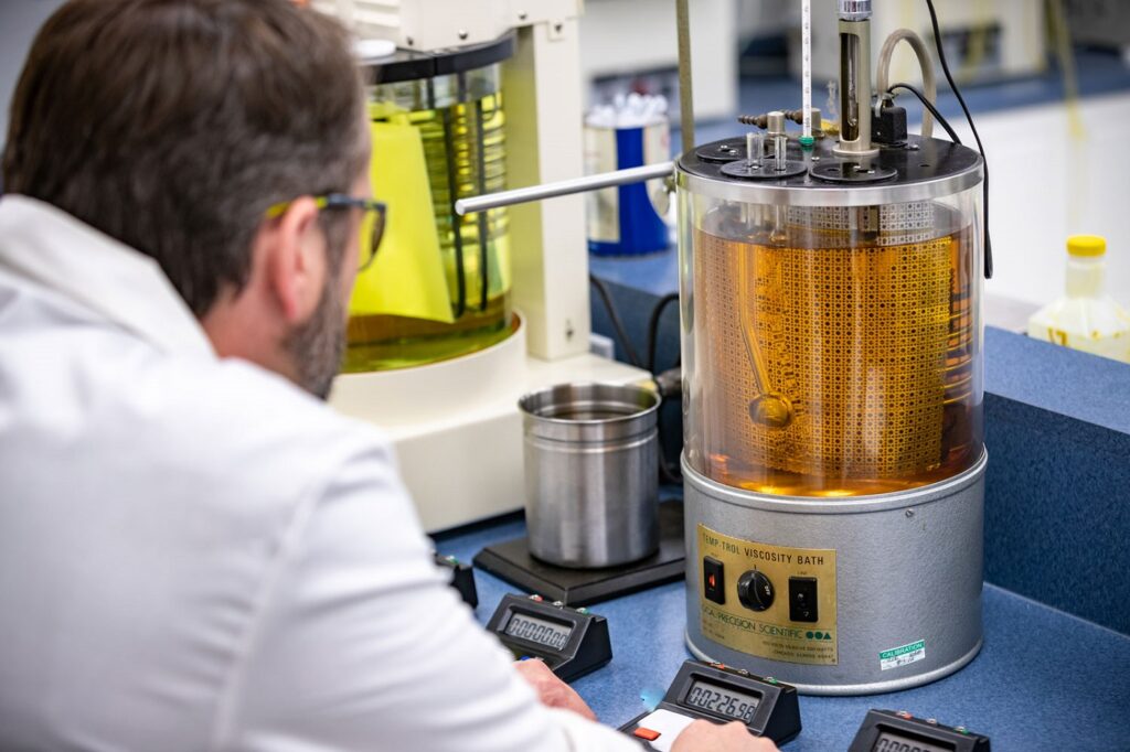 Laboratoire chimique AMSOIL - huiles faites main