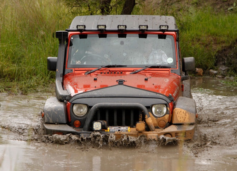 Voiture Jeep en boue