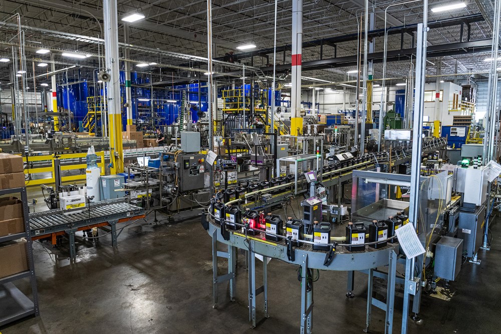 L'intérieur du bâtiment industriel d'AMSOIL