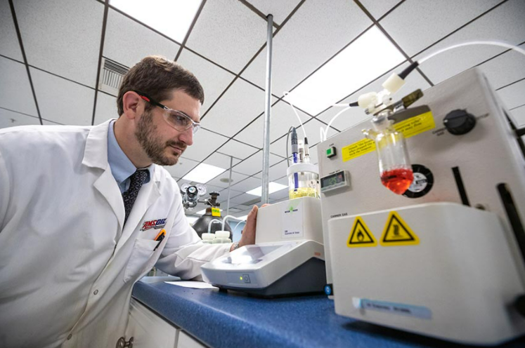 laboratoire chimique AMSOIL pour la distillation fractionnée d'huiles synthétiques